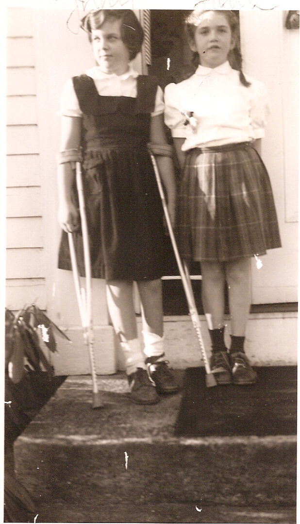 朱迪·波斯特（Judy Post）与姐姐一起患小儿麻痹症